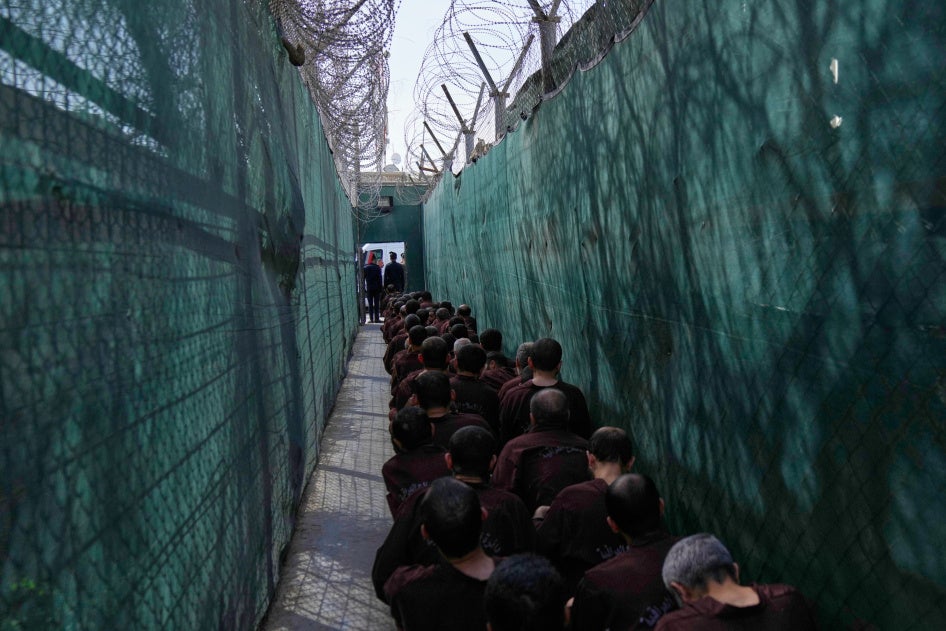 Des hommes accusés de liens avec l'État islamique attendaient d'être interrogés à la prison d'Al-Karkh, en Irak, le 12 février 2026, après leur transfert vers ce pays ; ils étaient précédemment détenus dans le nord-est de la Syrie.